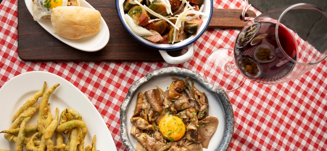 Todo el sabor del Cantábrico en el nuevo menú estival de Aguirre para disfrutar al aire libre.