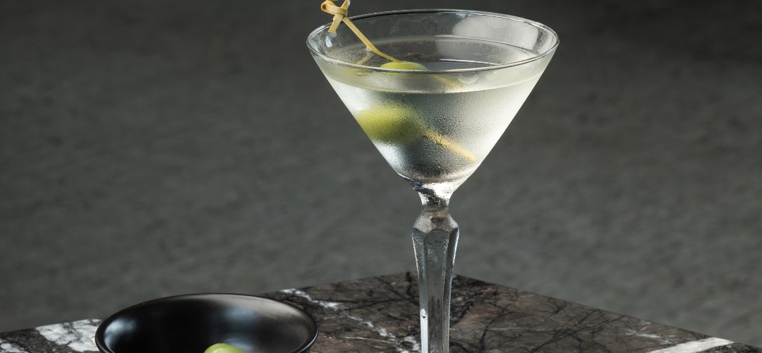 BAR CENTRAL: la coctelería atemporal de los viajeros.