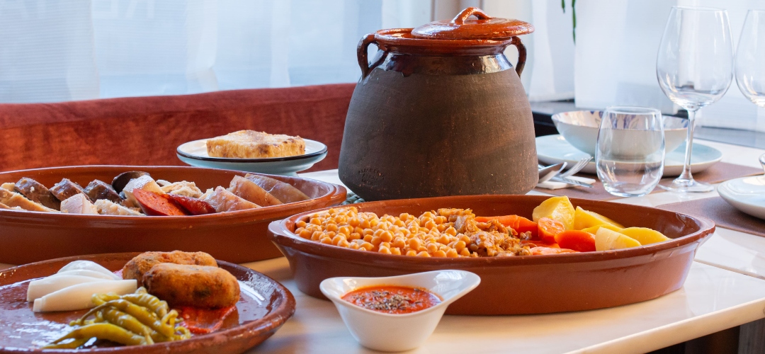 El Café de la Ópera celebra el Día Internacional del Cocido con este icónico plato elaborado durante más de 48 horas.