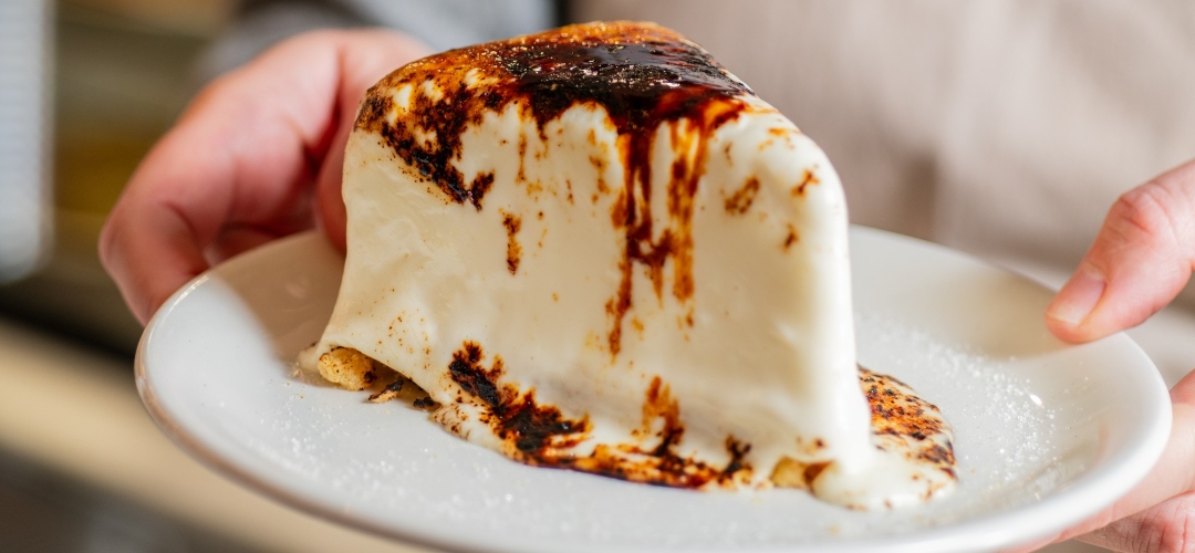 Caracola inaugura un nuevo espacio en la milla de oro madrileña con una edición limitada de su 'Tokyo Flambé Cheesecake’.