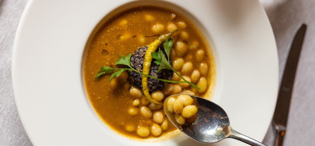 Carbón celebra el otoño con una propuesta dedicada a los guisos y sabores del bosque.