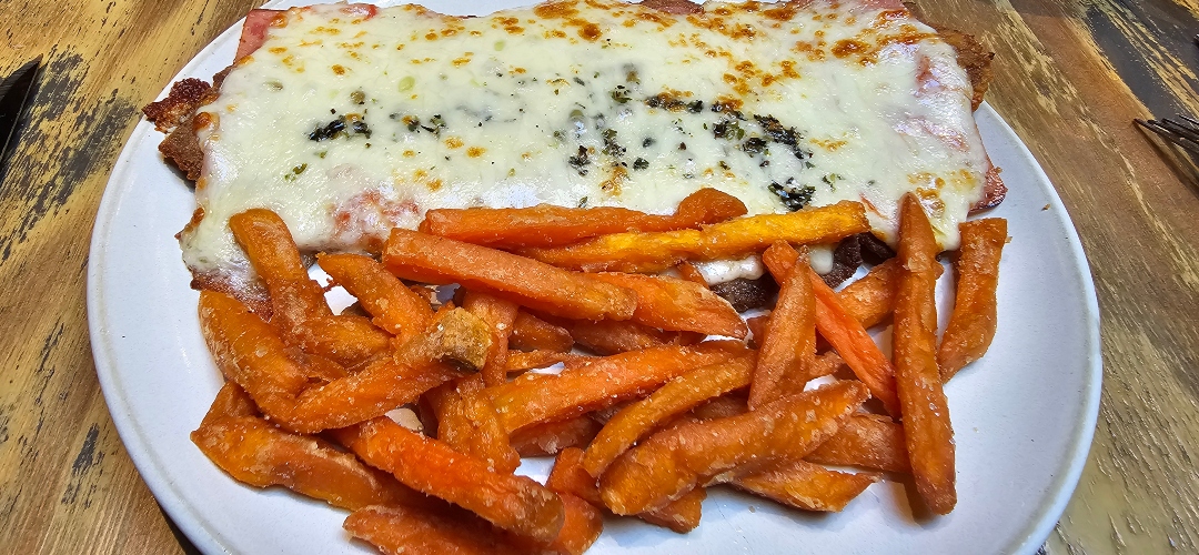 Chalito, el templo de la Milanesa que lo está petando en Madrid.