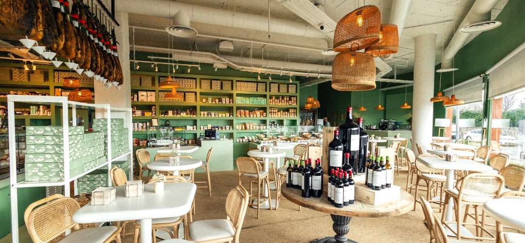 Del Amo abre sus puertas. Un formato híbrido que actualiza el espíritu del ultramarinos.