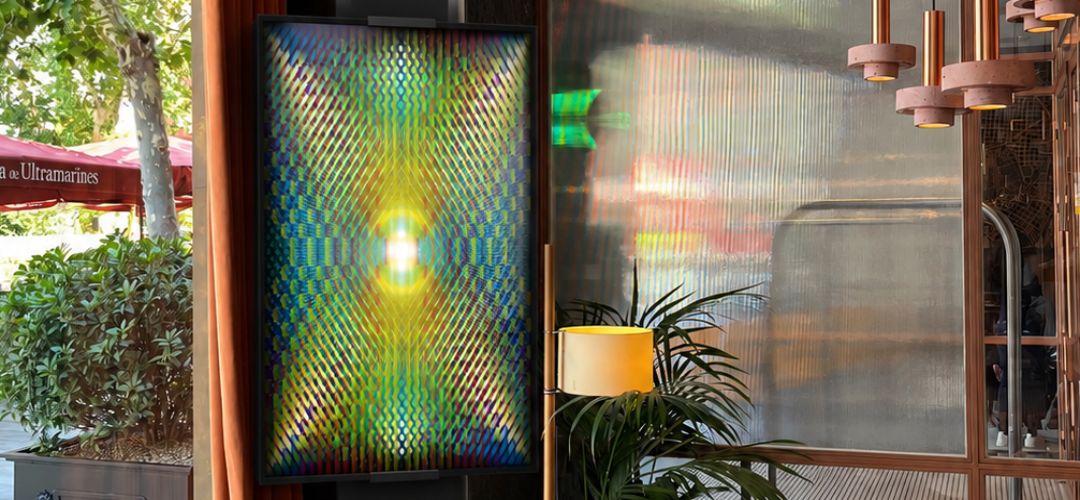 El hotel Thompson Madrid presenta ‘Códigos de Luz’, la exposición de Sergi Sala que explora la relación entre geometría, luz y color.
