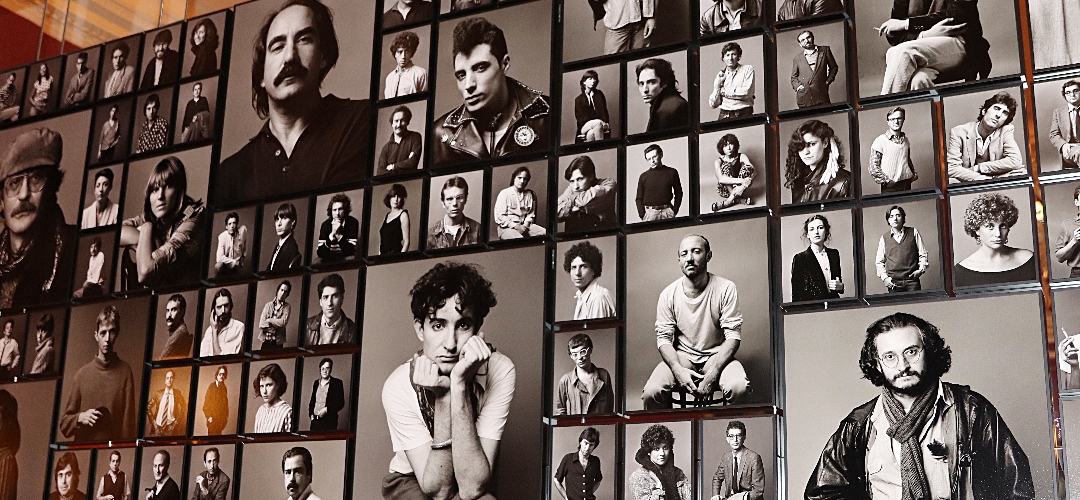 Javier de las Muelas, revive la movida barcelonesa con la exposición Hola! Barcelona en Dry Martini Madrid. 