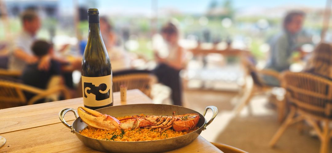 Ó Terraza & Music Bar: gastronomía, atardeceres y música junto al lago.
