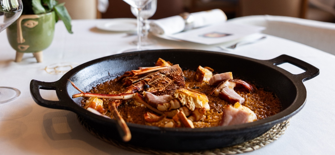  ‘Entre salitre y llamas’: Pabblo y El Pedrusco unen los sabores del mar  y la tierra en horno de leña.