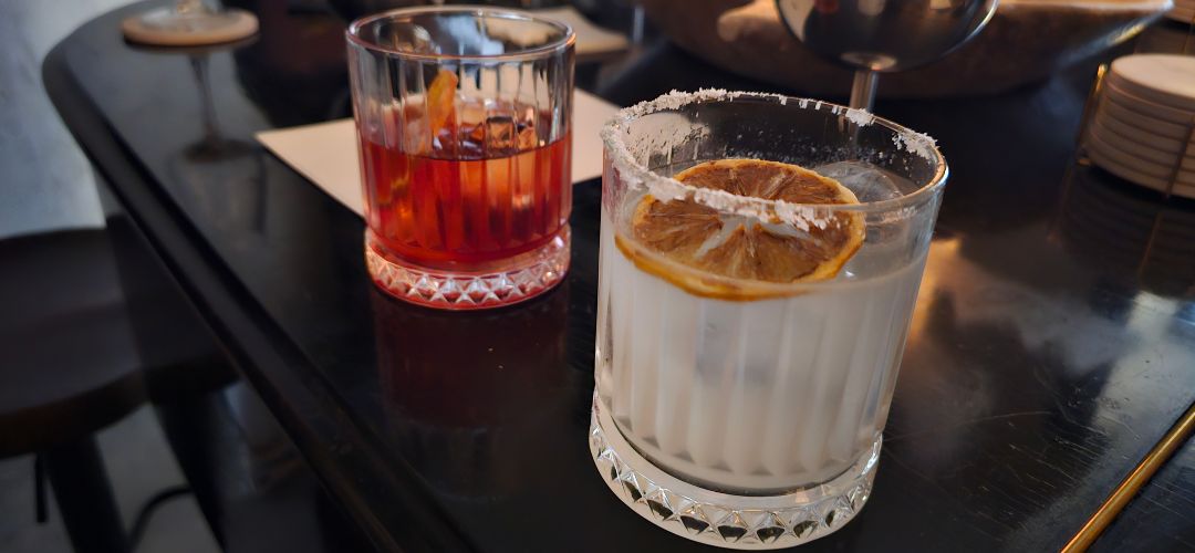 Salón Paralelo: la elegancia del trago clásico y el alma del bar de barrio conquistan Justicia. 
