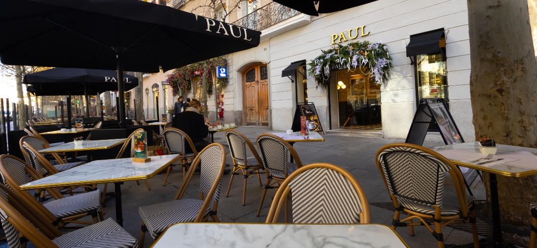 PAUL reivindica la terraza como punto de encuentro para el desayuno y el afterwork en Madrid.