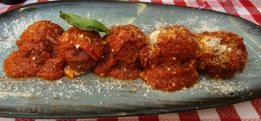 Totò e Peppino: Tradición napolitana y platos para compartir.