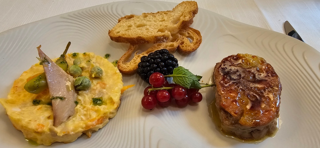 La Charca Restaurante: Brasas, humo y parrilla al lado de la Plaza de España.